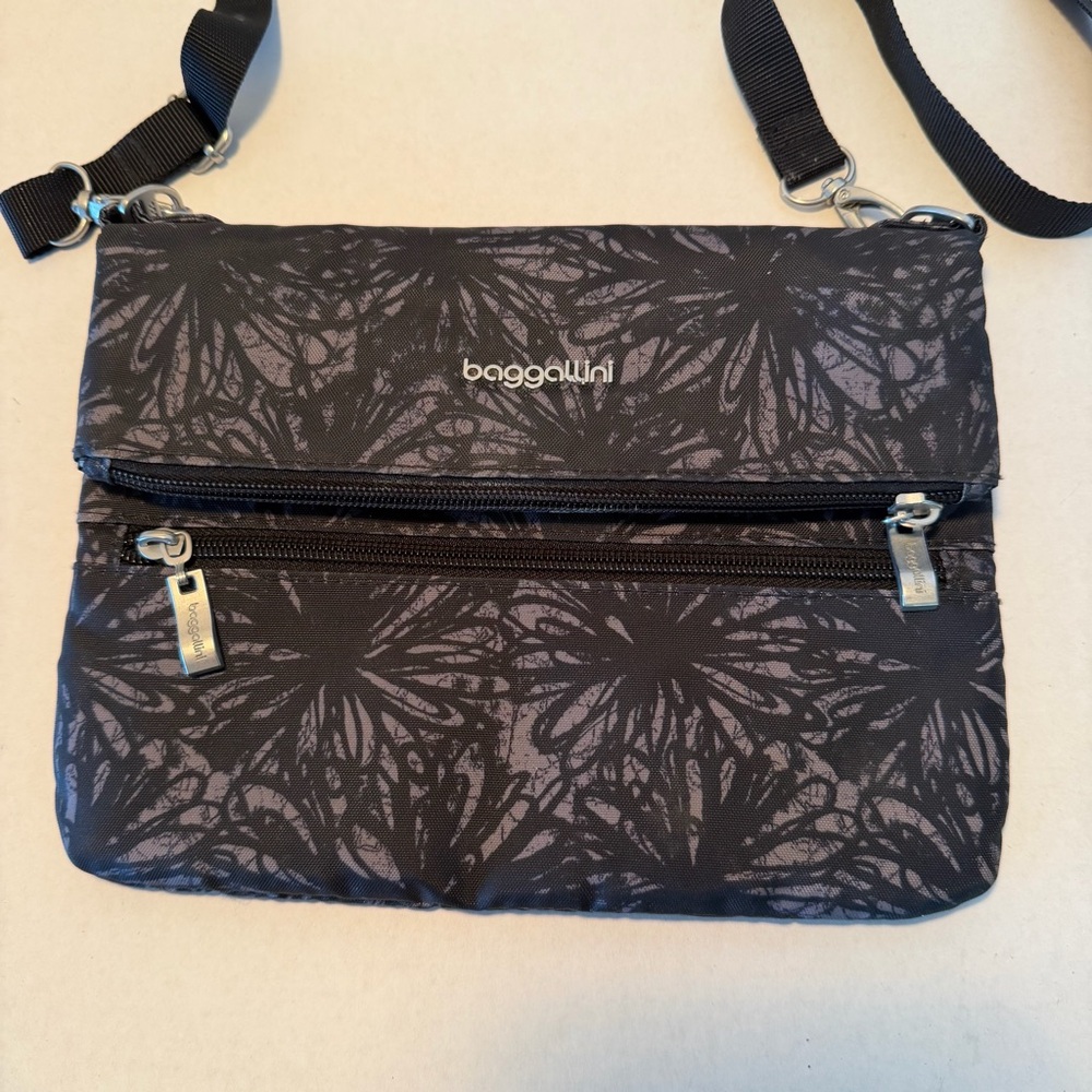EUC Baggallini Flip Zip Crossbody. Blossom Black & Gray